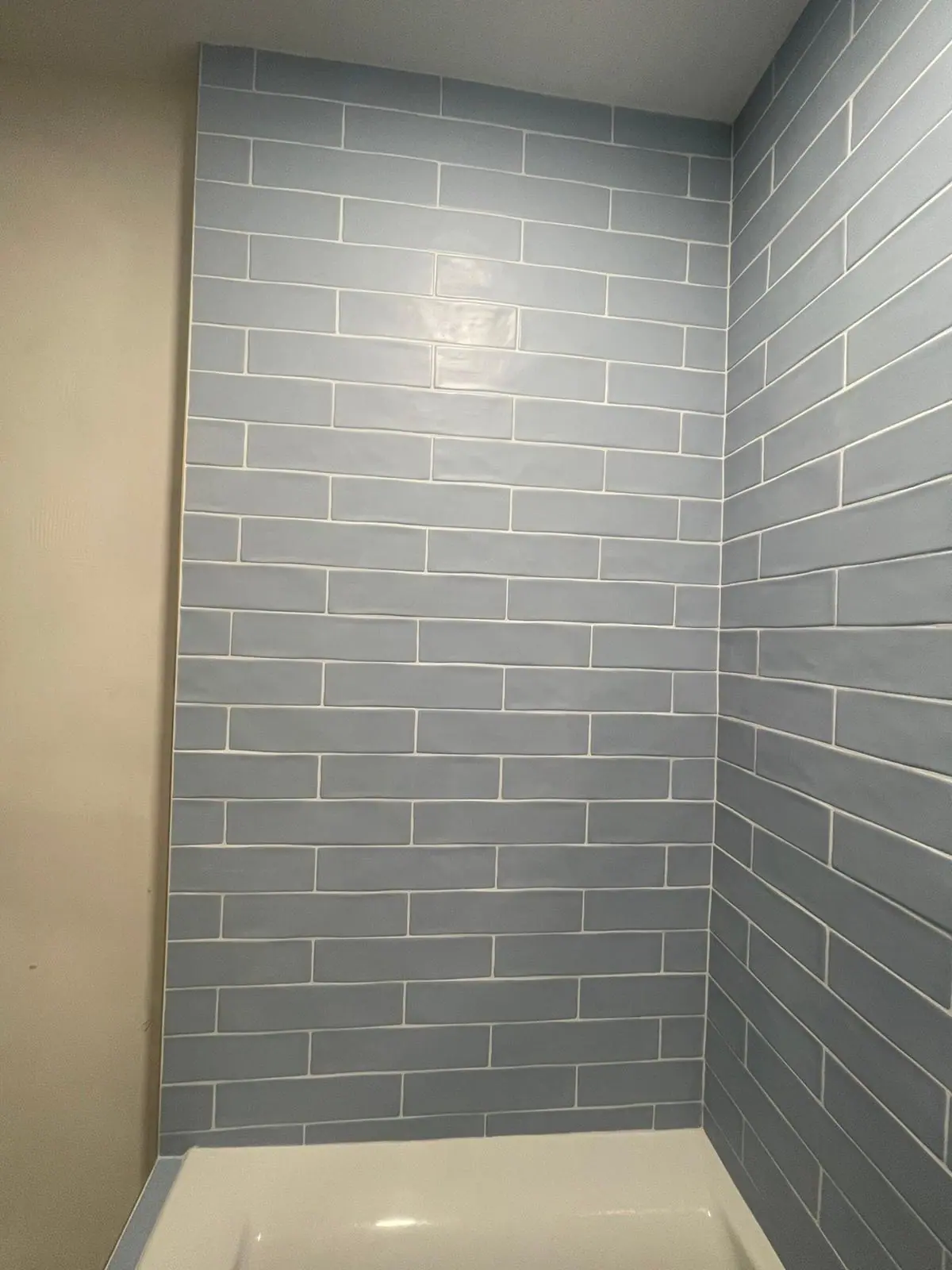 Shower walls in blue-gray glossy subway tile